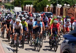 Paso de los corredores por Peñasolana en la pasada edición de la Vuelta Ciclista a Castilla y León Élite y Sub-23.