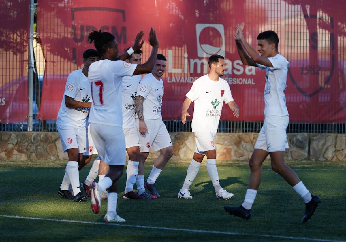 La Unión Deportiva Santa Marta celebra uno de sus tantos de la temporada pasada.