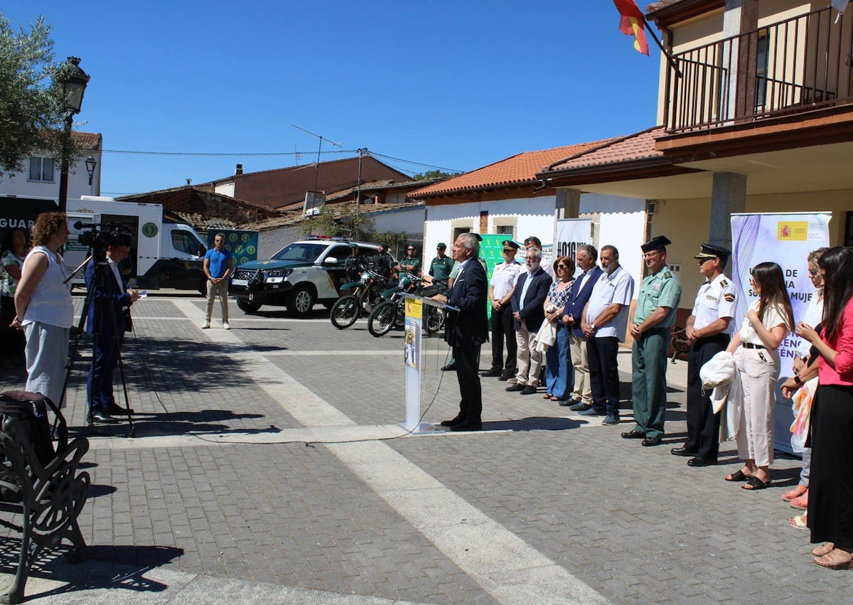 Imagen secundaria 1 - Diferentes momentos del acto celebrado en La Calzada de Béjar.