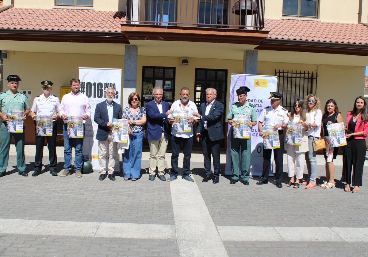 Autoridades presentando la campaña en la Plaza de La Calzada de Béjar.