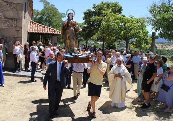 Procesión con la imagen de Santa María Magdalena