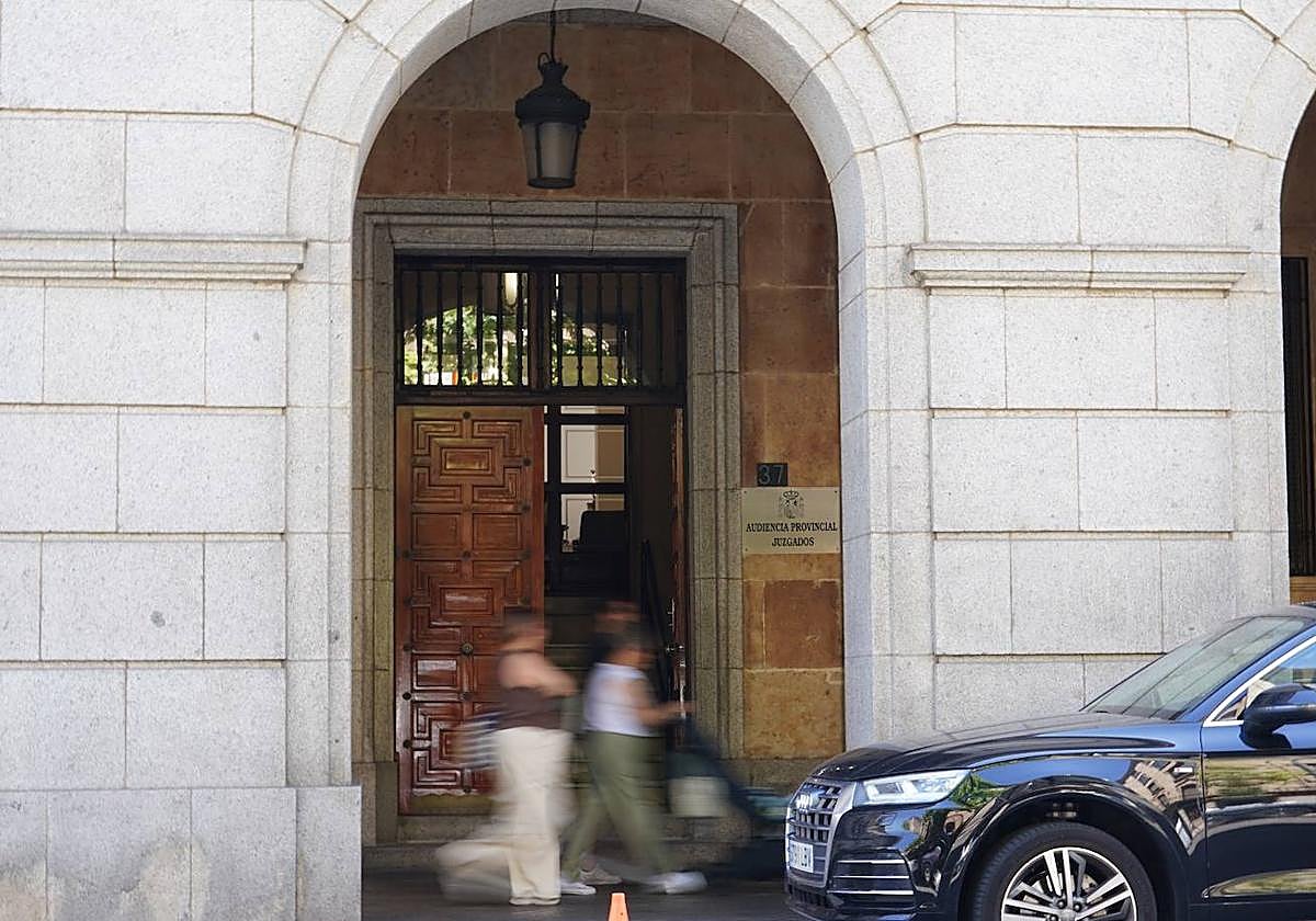 Entrada al edificio de la Audiencia Provincial de Salamanca, en la Gran Vía.