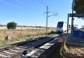 Un tren pasa por el lugar donde aparecieron los restos de los cuerpos, a escasos metros del apeadero de Moriscos.