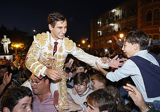 Ismael Martín, a hombros en La Glorieta el pasado mes de septiembre.