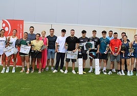 Las parejas de la Copa Campeones de pádel de Castilla y León posan al término de la competición