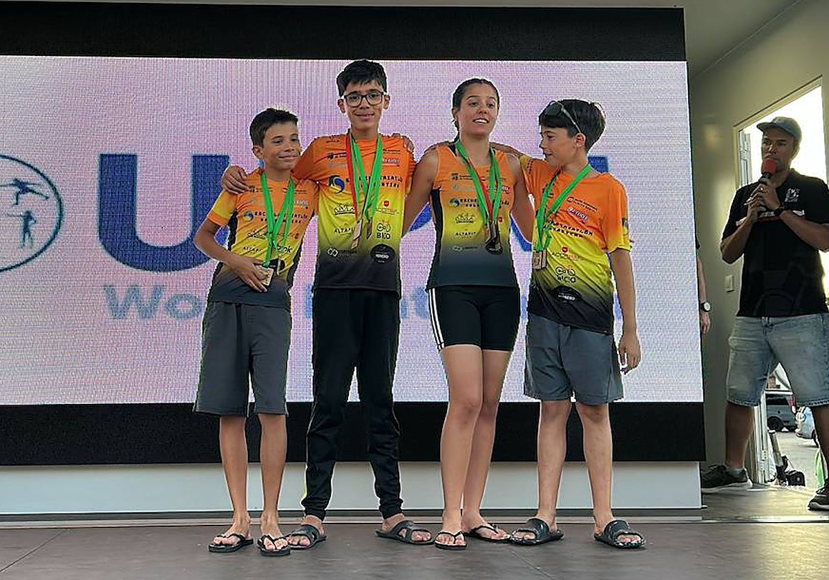 Algunos de los atletas vencedores de la Escuela Triatlón Salmantina posan con sus medallas en Almazán.
