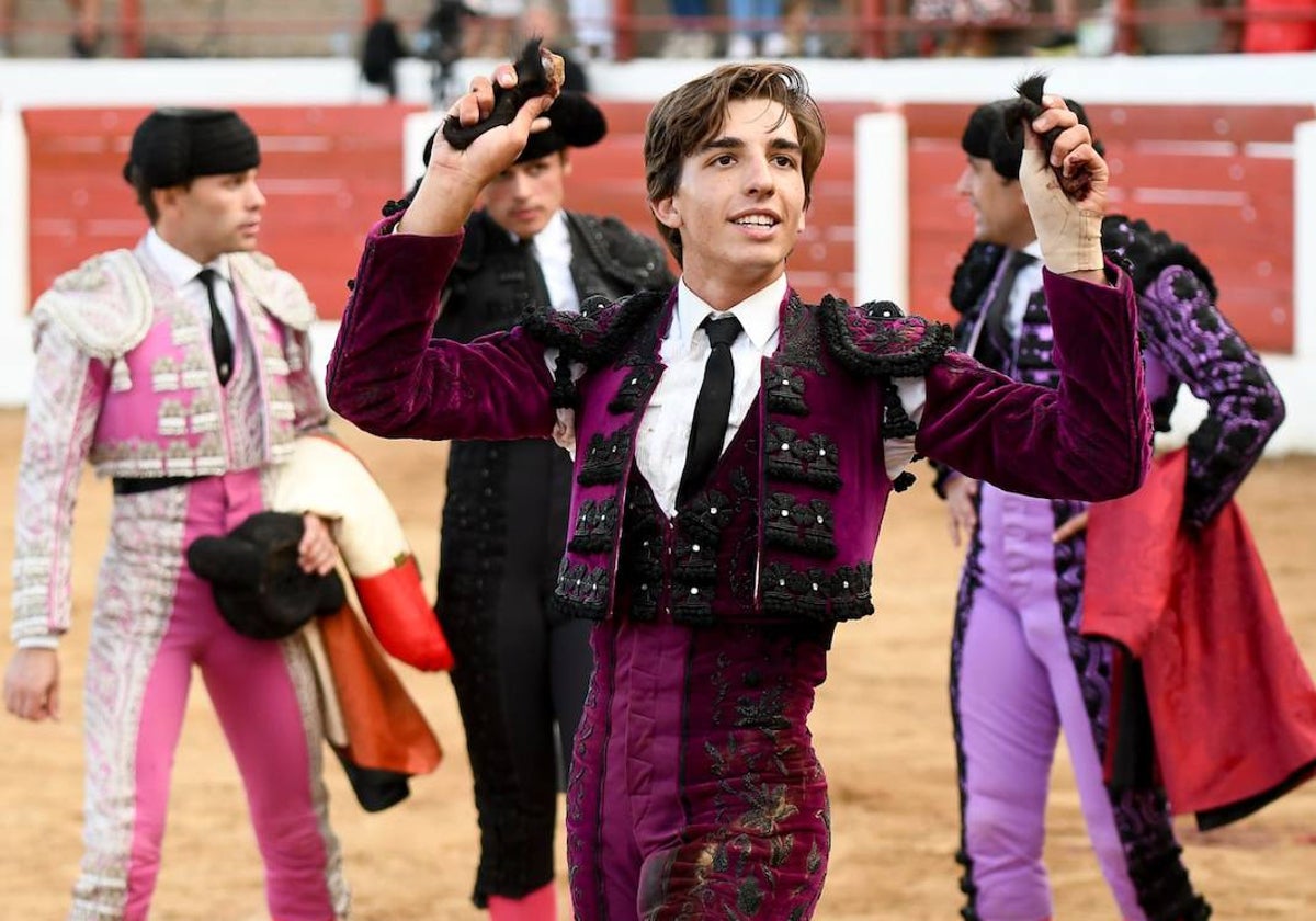 Julio Norte con las dos orejas del novillo de Rekagorri el sábado en Astorga.