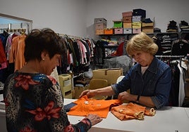 Paci Cruz atiende a una de las usuarias del ropero en Cabrerizos.