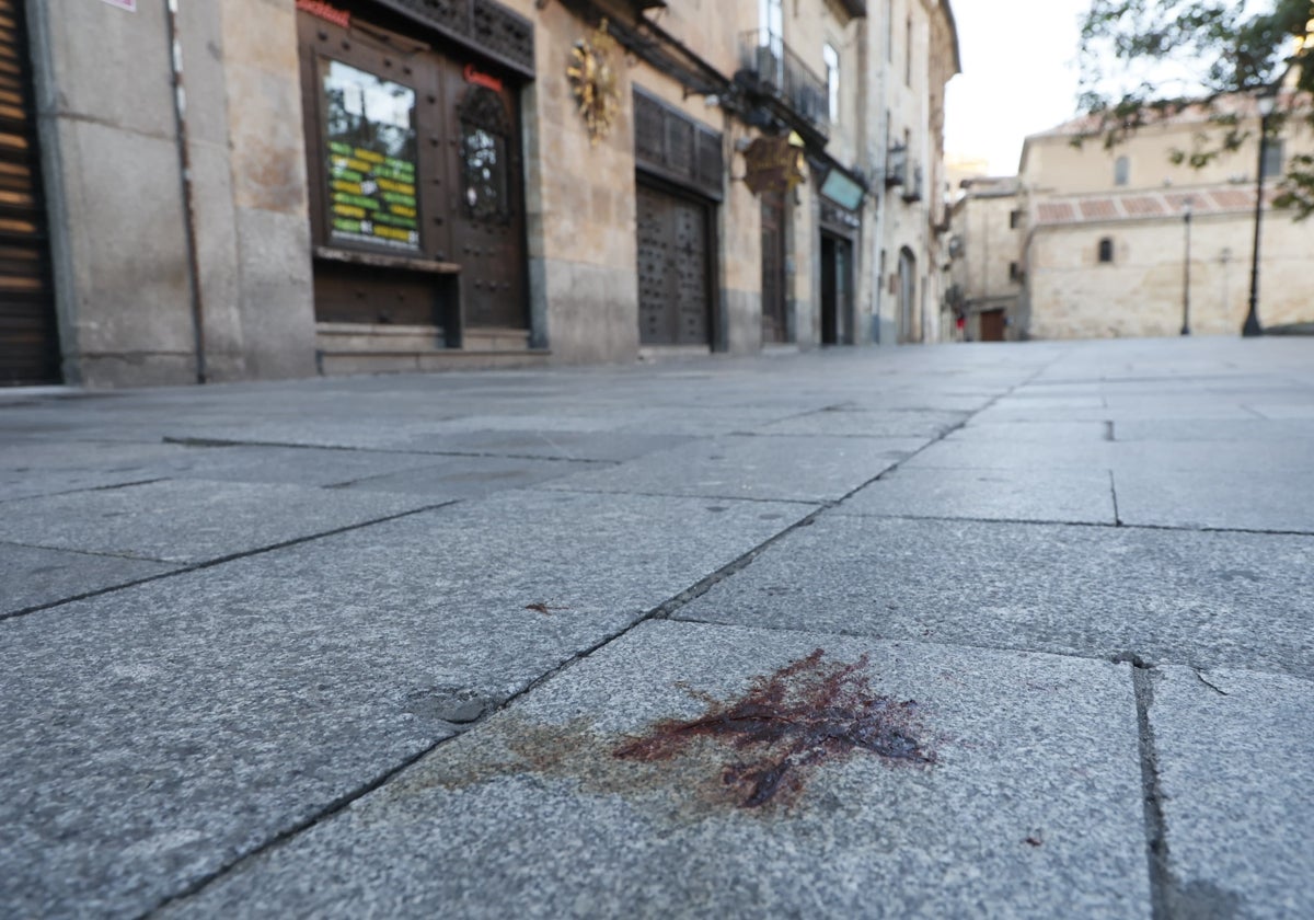 Sangre en la calle Bordadores tras el homicidio.