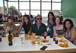 Un grupo de familiares de Mozárbez durante la paella celebrada el pasado año.