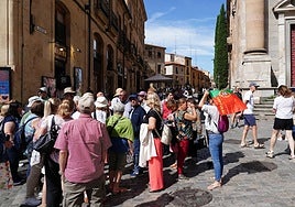 Un grupo de turistas junto a la iglesia de la Clerecía.