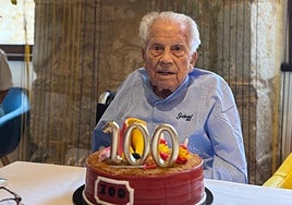 Gabriel Sánchez junto a su tarta taurina en su 100 cumpleaños.