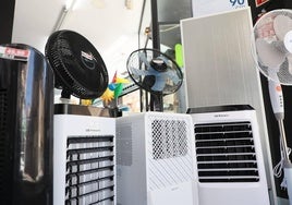 Ventiladores y aparatos de aire en una tienda de Milar en Salamanca.