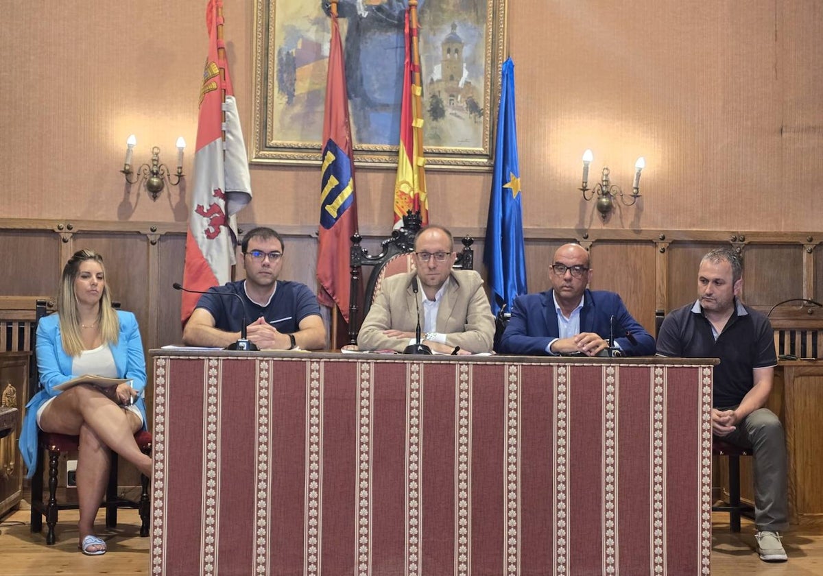 Alcalde y concejales informaron en el salón de plenos del Ayuntamiento