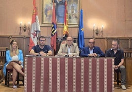 Alcalde y concejales informaron en el salón de plenos del Ayuntamiento