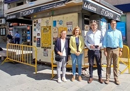 Maite Crego, Purificación Pozo, Luis Francisco Martín y Rubén Martín, junto al quiosco que será retirado.