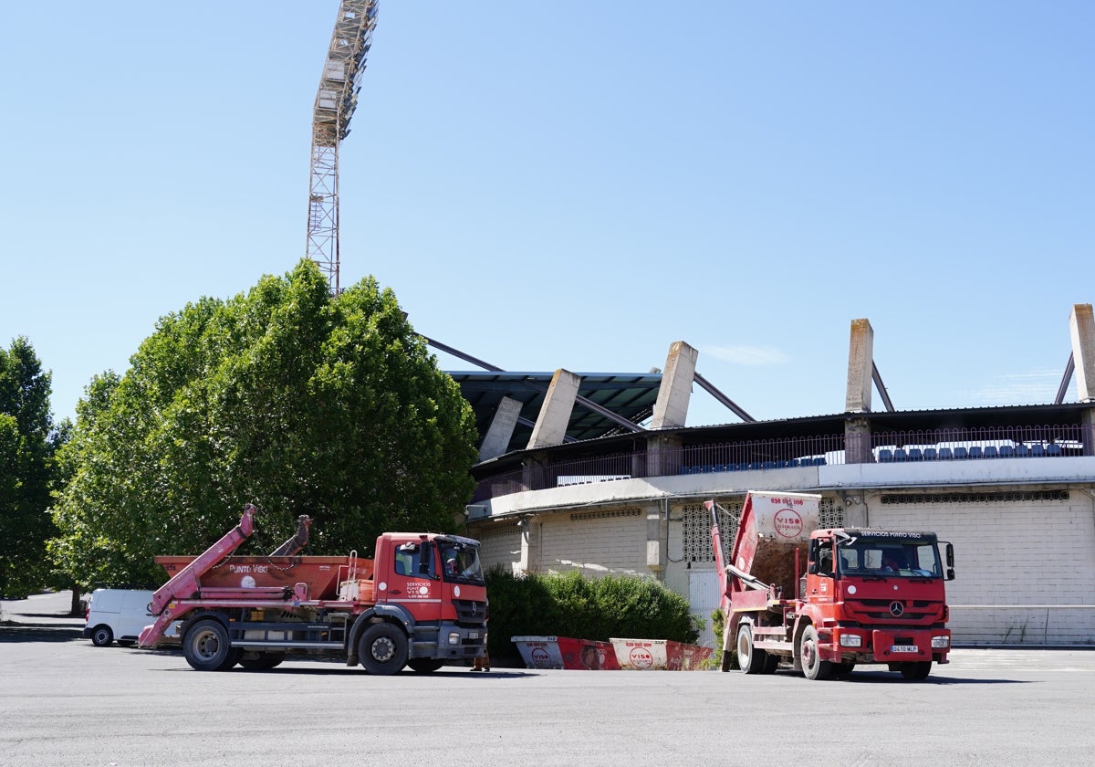 Camiones descargando arena a las puertas del estadio Helmántico.