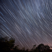 Las lluvias de estrellas deslumbran el cielo una noche de verano.