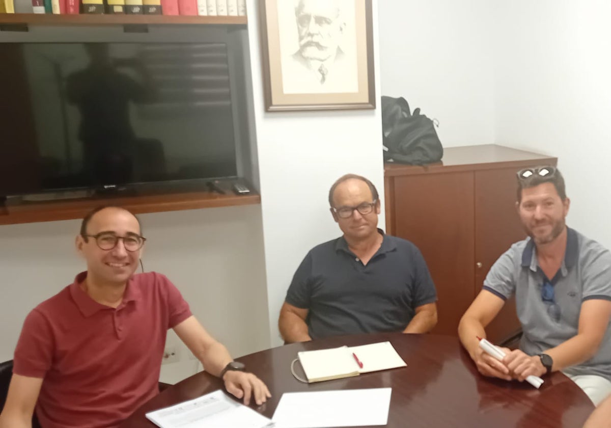 Un momento de la reunión de David Serrada con los representantes sindicales.