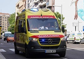 Ambulancia del Sacyl en carretera.