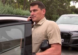 Iker Casillas habla por teléfono ante las preguntas de los periodistas.