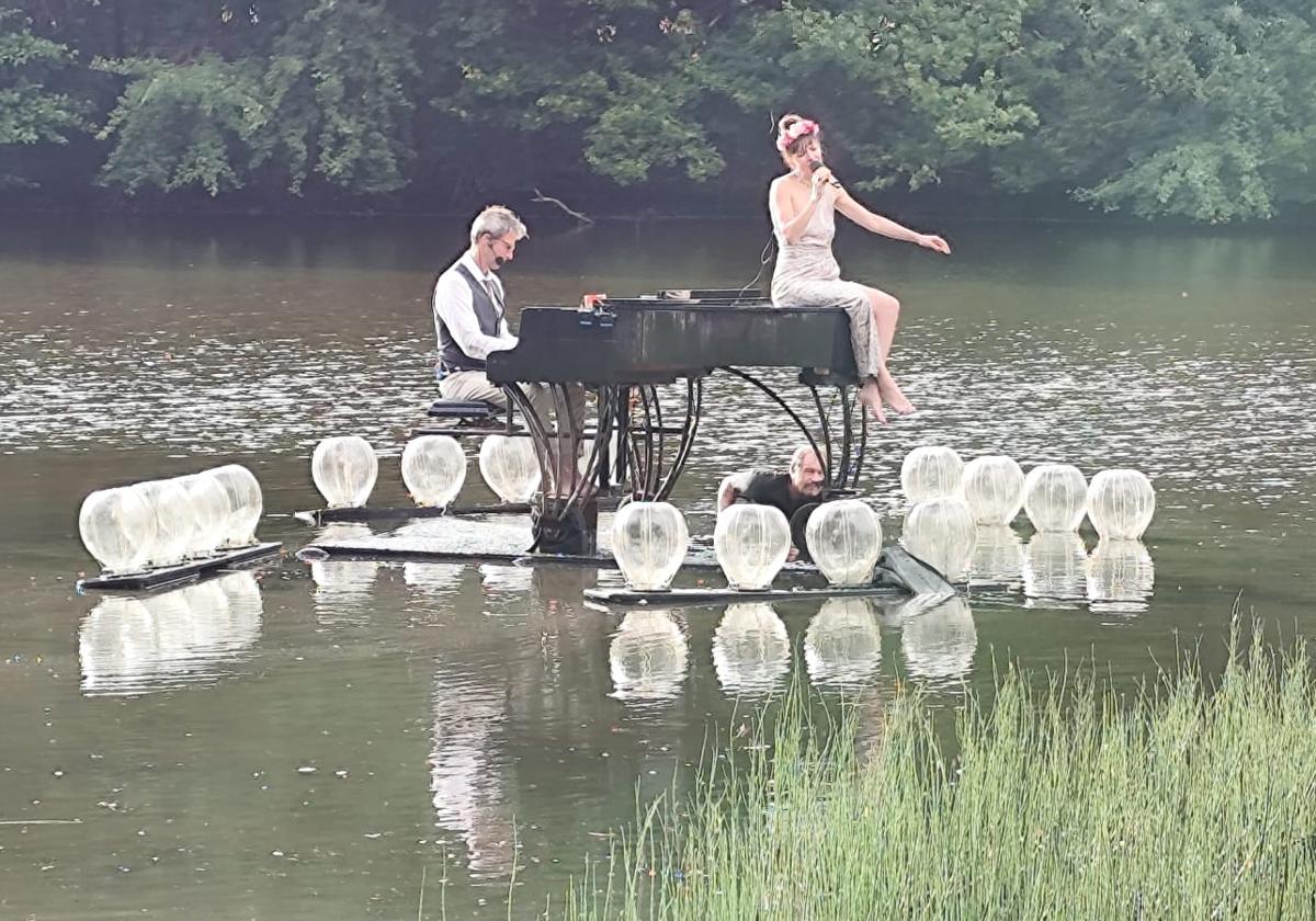 El pianista Cédric Granelle y la cantante Louise Perret actúan sobre el 'piano burbuja».