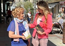 Silvia Clemente junto a una ciudadana.