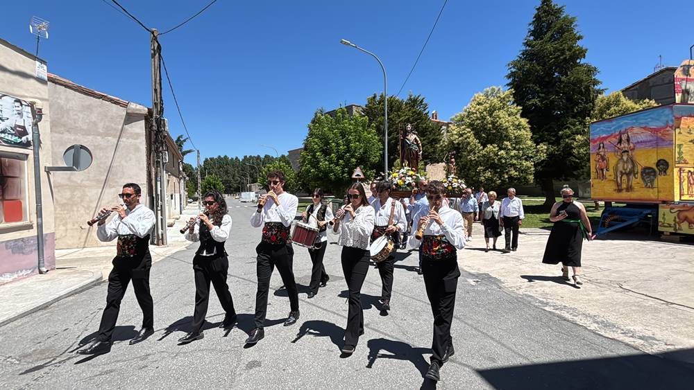 Música y alegría por el día grande en Santiago