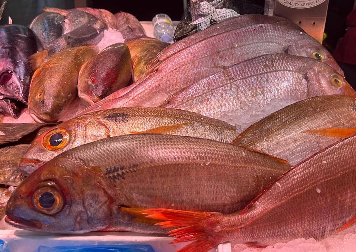 Imagen secundaria 1 - Oferta de pescados del puesto Nº55 del Mercado Central.
