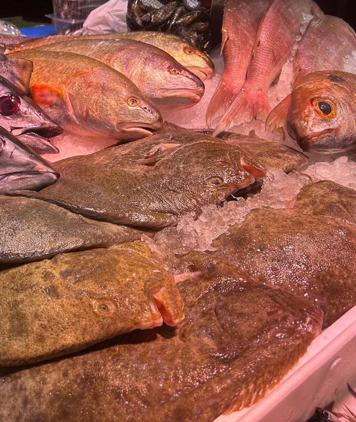 Imagen secundaria 2 - Oferta de pescados del puesto Nº55 del Mercado Central.