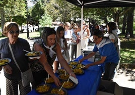 Imagen del público recogiendo las raciones de paella en la comida de Candelario