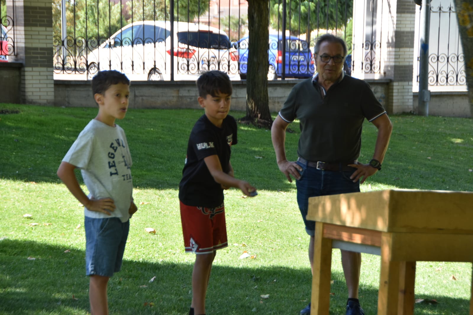 Entre juegos y risas: abuelos y nietos se reencuentran en Carbajosa