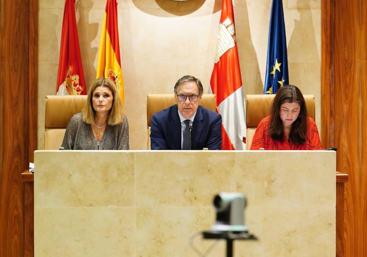 Almudena Parres, junto a Carlos García Carbayo y Miryam Rodríguez.
