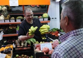 Un cliente compra plátanos en el Mercado de San Bernardo.