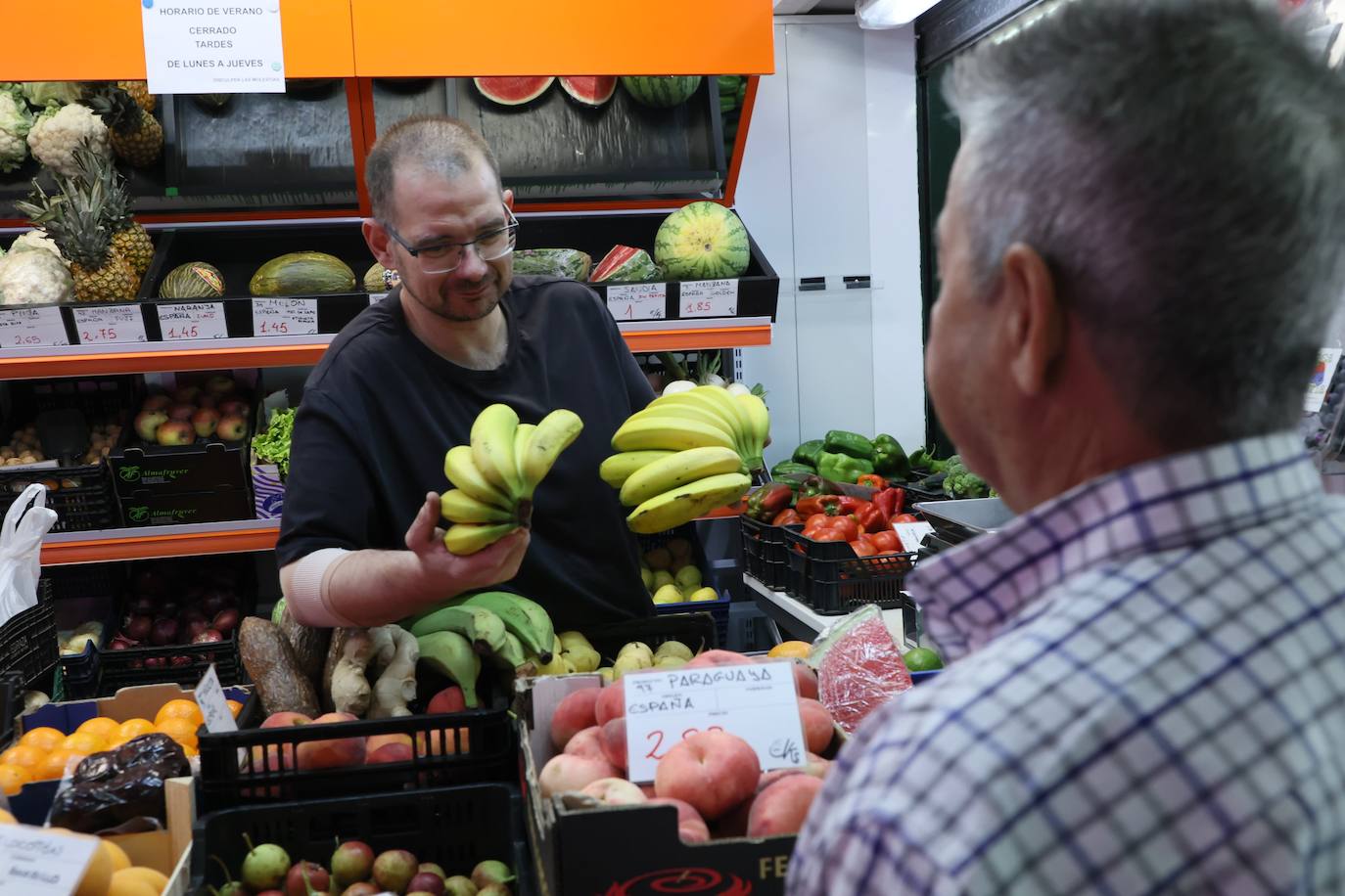 Un cliente compra plátanos en el Mercado de San Bernardo.