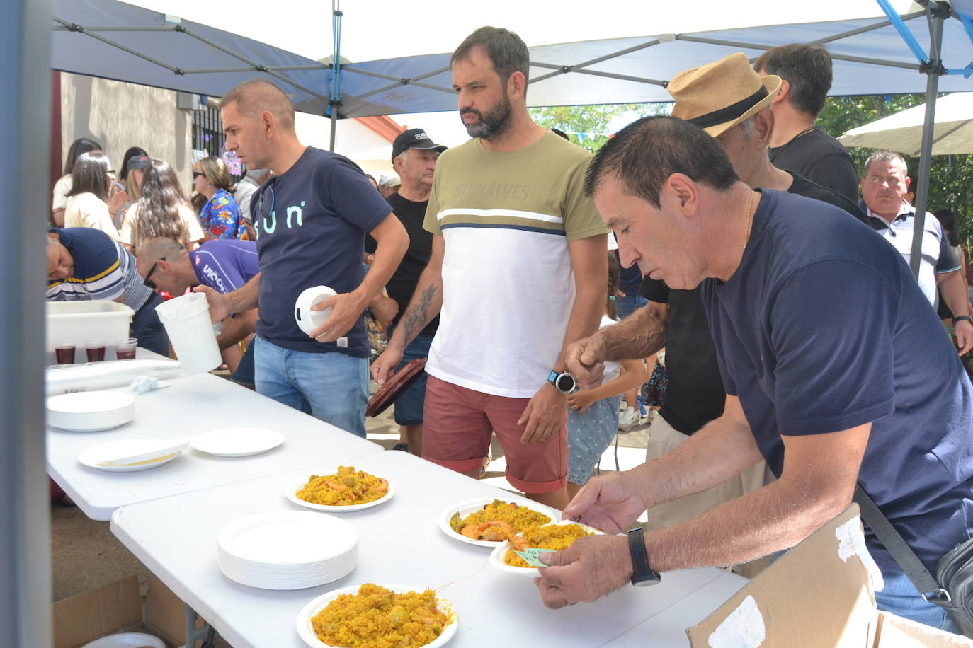 Rinconada riega con sangría y paella sus fiestas