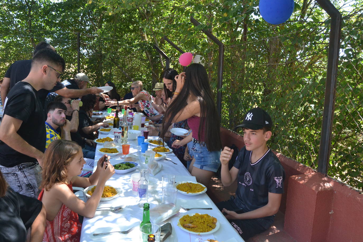 Rinconada riega con sangría y paella sus fiestas