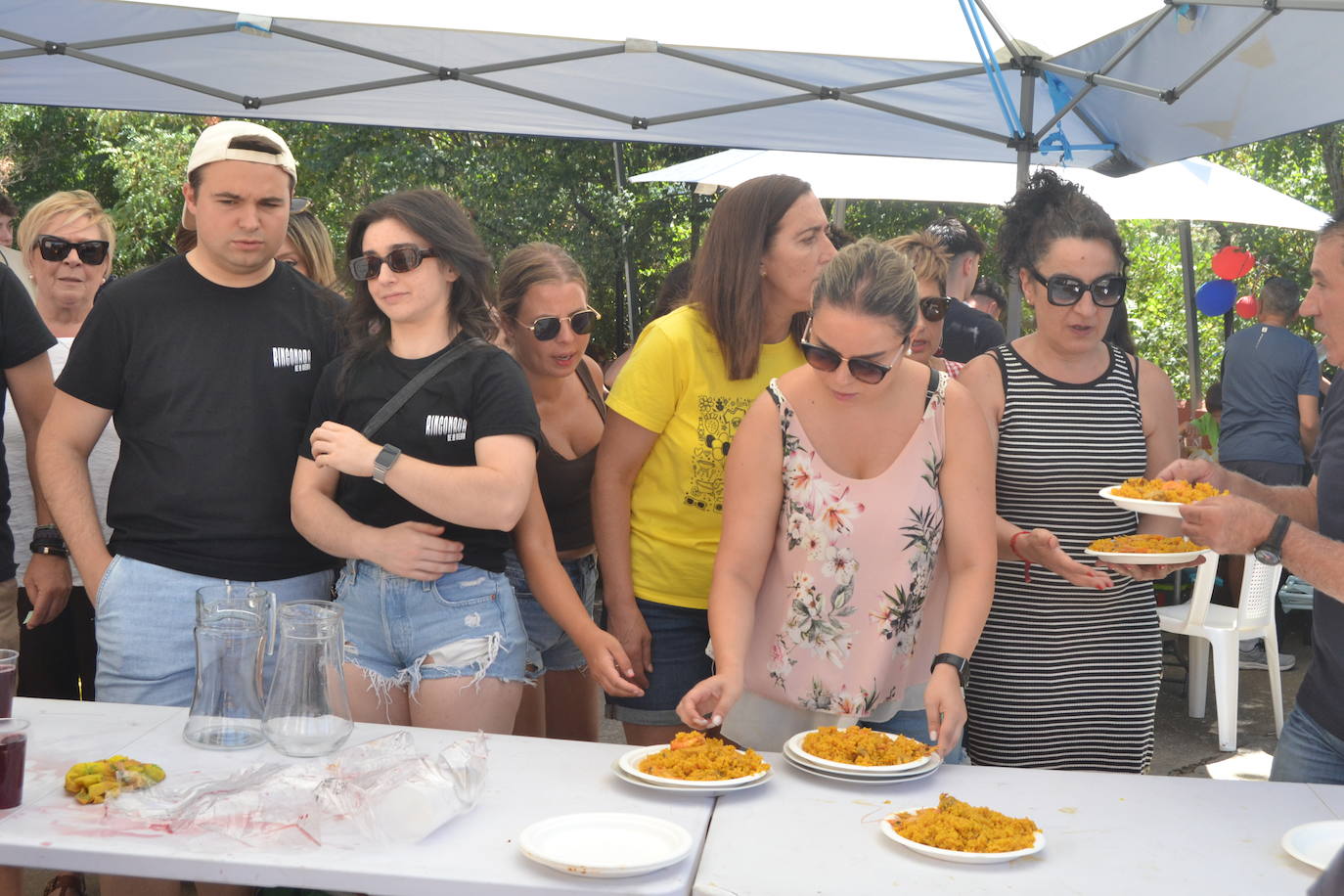 Rinconada riega con sangría y paella sus fiestas