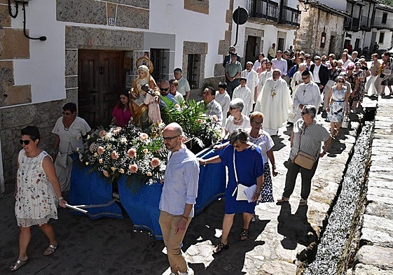 Imagen de los fieles en la procesión en honor a Santa Ana en Candelario