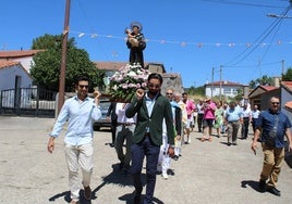Procesión con la imagen de San Antonio por las calles de la localidad.