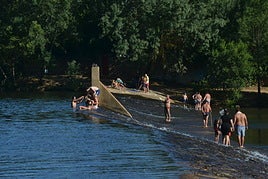 El río Águeda a su paso por Ciudad Rodrigo cuenta con varias zonas donde en los meses de verano se bañan a diario cientos de personas.