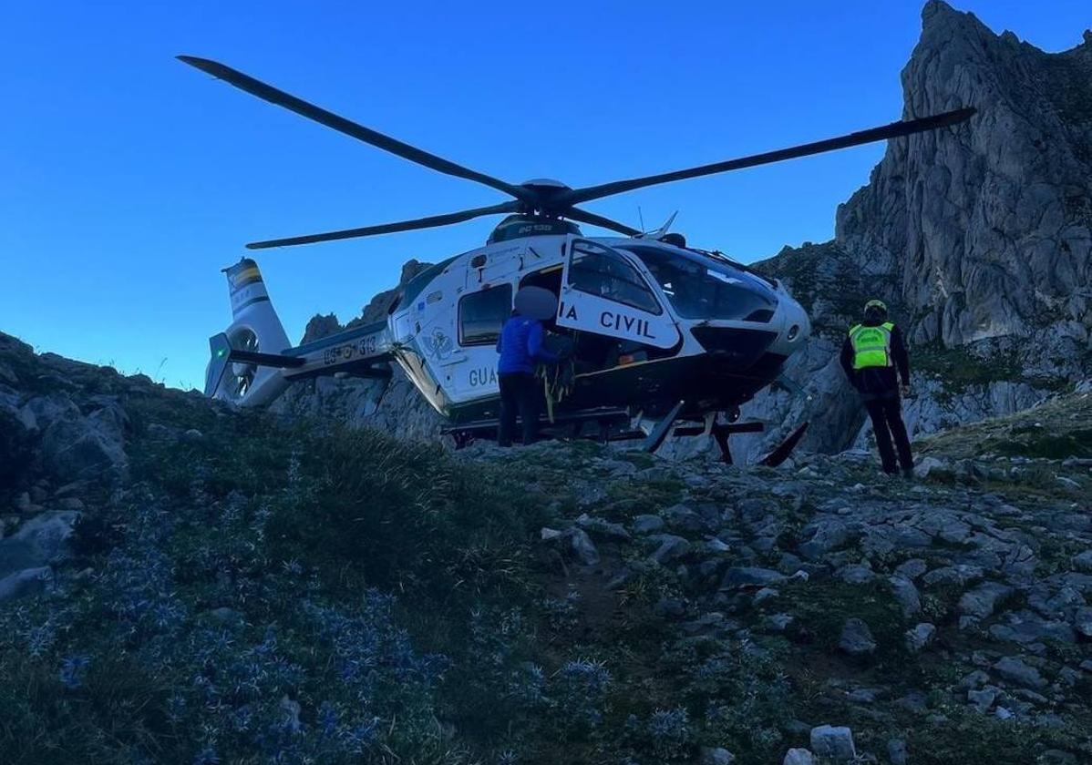 Rescatan en helicóptero a una montañera a más de 2.000 metros de altura en el refugio Collado Jermoso.