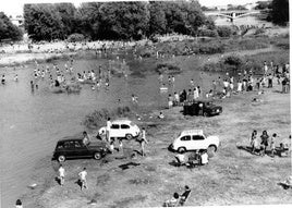 Ningún problema en llevar el coche hasta la orilla del río: los años 60.