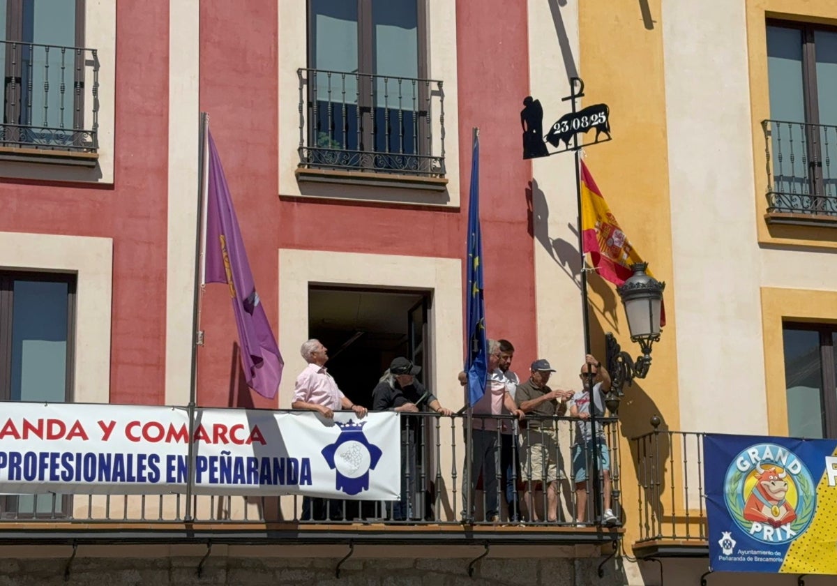 Colocación de La Mariseca en el balcón del Ayuntamiento.