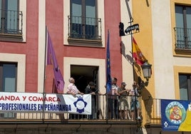 Colocación de La Mariseca en el balcón del Ayuntamiento.