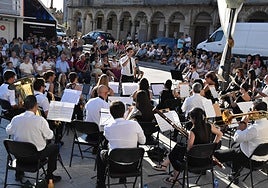 La banda municipal de música de Béjar estuvo arropada por el público en su concierto en la Plaza Mayor