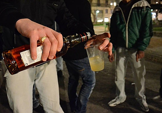 Un grupo de jóvenes consumiendo alcohol en las calles de Salamanca.