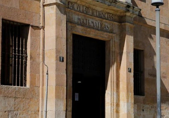 Acceso a la Facultad de Matemáticas.