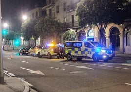 Efectivos policiales durante otra intervención de madrugada en la calle Gran Vía.