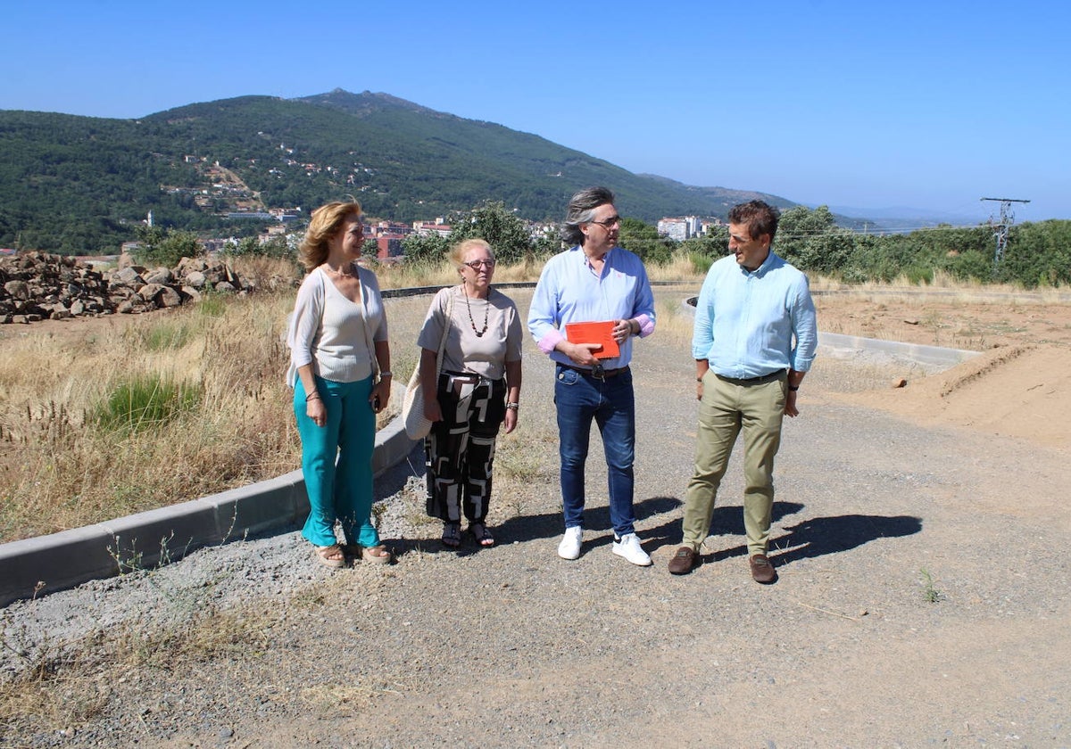 Purificación Pozo, Maite Crego, Luis Francisco Martín y Rubén Martín visitaron el recinto del futuro camping.